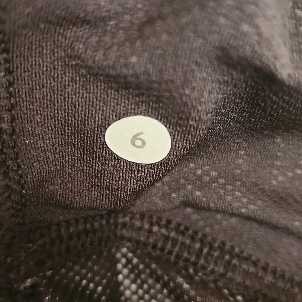 LuLulemon black and white womans tank top size 6